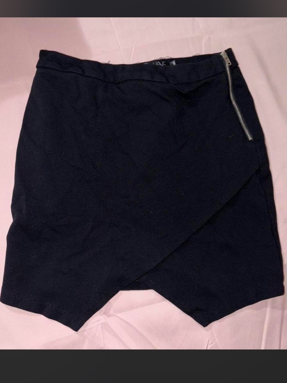 Black zipper on the side stretchy mini skirt